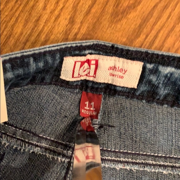 L.E.I. Ashley Low Rise Short. Size 11. Med Blue - Picture 5 of 8